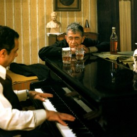 Hlavní role ve filmu Tažní ptáci ztvárnil Vladimír Menšík a Vlastimil Brodský.