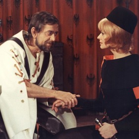 Vlastimila Brodského museli na roli Karla IV. dlouho přemlouvat. Myslel si, že není dostatečný „frajer“. 