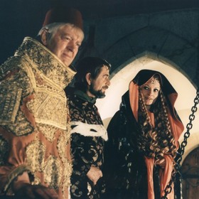 Noc na Karlštejně: Muzikál o císaři Karlu IV. (Vlastimil Brodský), jeho manželce Elišce Pomořanské (Jana Brejchová) a zábavných událostech na hradě Karlštejn byl natočen dle stejnojmenné divadelní hry Jaroslava Vrchlického.