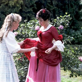 V pohádce S čerty nejsou žerty lze najít mnoho podobností s filmem Fanfán Tulipán. Jde zejména o šermířské souboje.