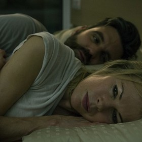 I am here: Kim Basinger jako úspěšná manažerka, která tak moc touží po dítěti, že je odhodlaná si jej sehnat i nelegálně.