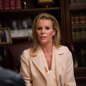 Správní chlapi: Soukromý detektiv a nájemná gorila vyšetřují zmizení pohřešované dívky a úmrtí hvězdy z filmů pro dospělé.