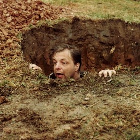 Název Vrať se do hrobu se režimu zprvu vůbec nezamlouval. Ale jak je uvedeno výše, díky šikovné dramaturgii šlo nakonec vše hladce.