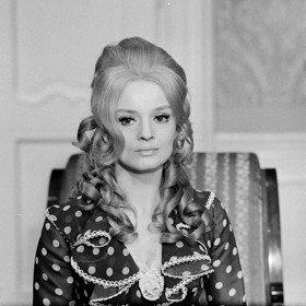 V seriálu se objevilo 180 herců a 900 komparzistů.
