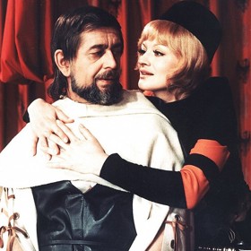 Některé kostýmy pro Noc na Karlštejně vznikly přešitím těch, jež se objevily ve filmu Jan Hus.