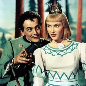 Josef Vinklář jako čert Lucius svádí princeznu Dišperandu (Alenu Vránovou) v pohádce Hrátky s čertem (1956).