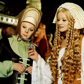 Natáčení filmového muzikálu Noc na Karlštejně přineslo Janě Brejchové velký stres: k smrti totiž bála koní. Na snímku se Slávkou Budínovou.