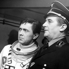 Petr Kostka si ve filmu Zítra vstanu a opařím se čajem zahrál rovnou dvojroli. Ve scénách, kdy hraje sám se sebou, prý sehnal nějakého dubla z ulice, jenž mu měl být velmi podobný. 