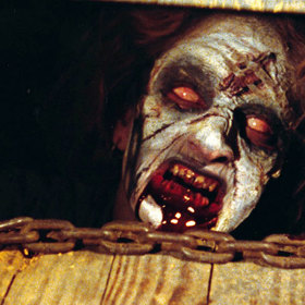 ...a vzteklou vysokoškolačku ve sklepě, kterou neumlčí ani rána lopatou po hlavě...