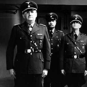 Zítra vstanu a opařím se čajem: Přeživší nacisté chtějí cestou do minulosti zvrátit průběh druhé světové války.