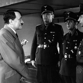 Scény z Vůdcova generálního štábu byly točeny pod odborným dozorem poradce z vojenského muzea.