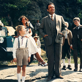 Vladimír Menšík byl při natáčení již velmi nemocný. Měl prý od jehel ruku rozpíchanou jako cedník.