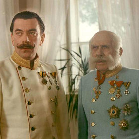 Svěrák se Smoljakem zažívali veliké dilema. Natočit film a konečně tak odhalit Cimrmana, nebo jej raději ponechat i nadále v anonymitě?
