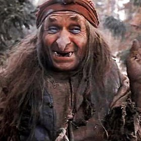 Herec Georgij Milljar si líčení a kostým baby Jagy navrhl úplně sám.