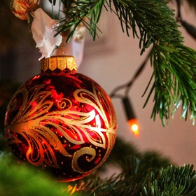 
Ručně malované skleněné ozdoby jsou symbolem českých Vánoc. 