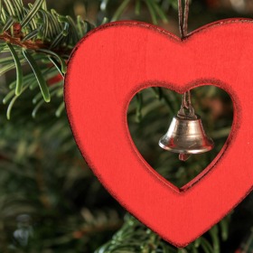 
Na stromečku nesmí chybět ani zvonečky, opět v kombinaci červené a zlaté. 