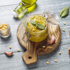 Bylinkové pesto je další z řady oblíbených jedlých dárků.