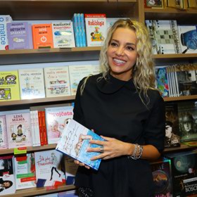 S hudebníkem Matějem Homolou má dceru Lauru.
