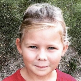 Mirinka Hejlová dostala svoje neobvyklé jméno po babičce, bývalé ředitelce gymnázia Miriam Hejlové, kterou si zahrála Hana Maciuchová