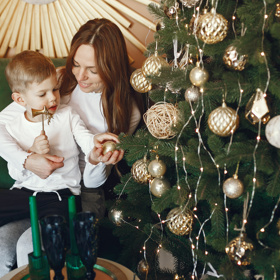 Hlídejte, aby na sebe batolata stromek nezvrhla.