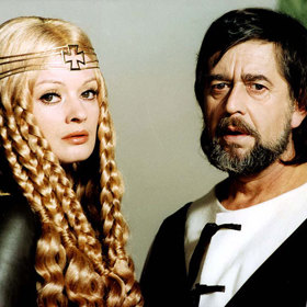 Noc na Karlštejně: Žena a na Karlštejně? Jedině v převleku.
