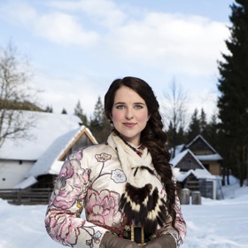 „Šikovná paní kostýmní návrhářka odvedla skvělou práci a její tým vytvořil kostýmy, které mi perfektně padly. Jakmile jsem si je oblékla, opravdu jsem se cítila jako princezna – bylo to jako splněný sen,“ dodala Leonie Brill.