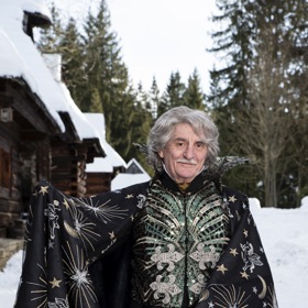 Většinu kostýmů Horáčková Hořejší navrhovala, objednávala speciální látky po celém
světě a pak v krejčovských dílnách
sledovala jejich zrod. Propracovaný kostým tak má třeba herec Martin Huba v roli Měsíce.