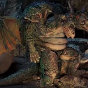 Když draka bolí hlava: Čmoudík je přátelský lingvista. Jedna hlava hovoří česky, druhá slovensky.