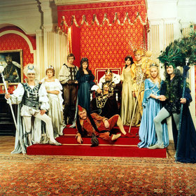 Slunečník měl korunu vyrobenou z dikobrazích bodlin.
