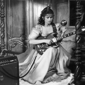 Princové jsou na draka: Tady nás tvůrci pěkně převezli. Hovoří se o něm, má mít 16 hlav, ale nikdy ho neuvidíme. Zato princeznu s elektrickou kytarou ano. A to se hned tak nevidí.