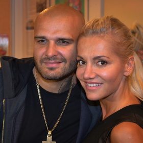 První desku vydala v devíti letech. Prodalo se více než 250 000 kusů.
