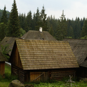 Muzeum oravskej dediny, kde se natáčela pohádka O vánoční hvězdě, se nachází v Zuberci-Brestové.