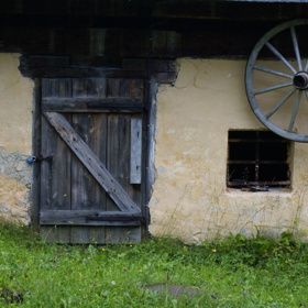 Stavby jsou historické, případně rekonstruované objekty.