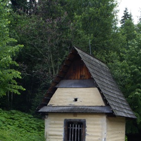Kromě klasických celoročních staveb, domů, ve kterých žili lidé, se ve zubereckém skanzenu nacházejí také takzvané sezónní stavby.