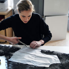 Tereza Vu při práci na modelu