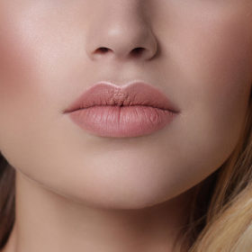 Nude barvu rtěnky nosí klidné a spolehlivé ženy.