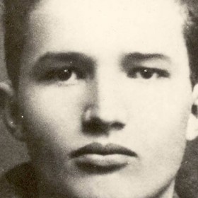 Nicolae Ceaușescu se o politiku začal zajímat hodně brzo, v 16 letech byl již aktivním členem komunistické strany.