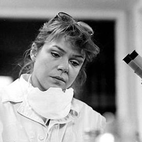 Hudbu složil tehdy „zakázaný“ Michael Kocáb.
