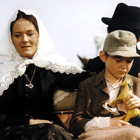 Už zase skáču přes kaluže je debutovým filmem Vladimíra Dlouhého.