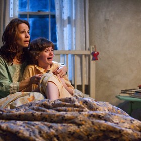 Horor V zajetí démonů je tak děsivý zřejmě proto, že jej režisér James Wan natočil ve stylu duchařských filmu sedmdesátých a osmdesátých let. Tehdy uměli tvůrci ještě vyděsit.