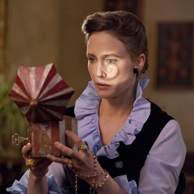 Paranormální vyšetřovatelku Lorraine Warren si zahrála Vera Farmiga. 