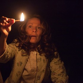 Lili Taylor, která si zahrála Carolyn Perron, jež se s mužem a pěti dcerami nastěhuje do prokletého domu, se na svou roli připravovala svědomitě. Četla spoustu knih o exorcismu.