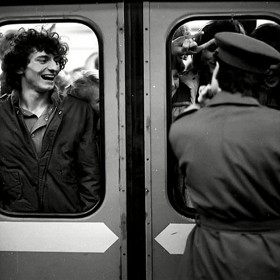 Ve filmu Láska z pasáže se objevili i skuteční pankáči, což neušlo pozornosti Veřejné bezpečnosti.