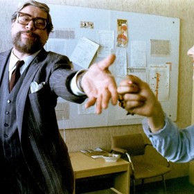 Příběh není nijak nereálný. Krize středního věku se častokrát projevuje právě tímto způsobem – dobíháním mládí.