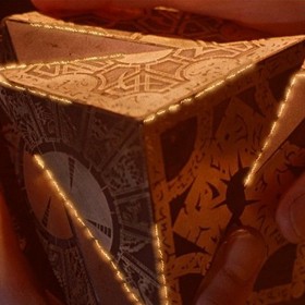Klasický horor Hellraiser z roku 1987 míchá sadomasochismus, jiné dimenze a záhadu v podobě speciální krabičky. Pokud se vám někdy dostane do rukou, raději ji nechte být. Jestliže ji ale přece nějakým způsobem otevřete, čekají vás dvě možnosti.