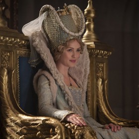 Titulní píseň k filmu nazpívala Lana Del Rey.