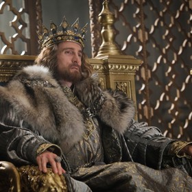 Herec Sharlto Copley se rozhodl, že bude hovořit se skotským přízvukem. Prý zní více královsky.