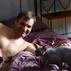 A stejně jako jeho kolegyně i on se musel připravit na scény, v nichž bude mít na sobě jen minimum oblečení. Pokud vůbec.