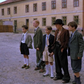 Karel Poláček se při psaní románu Bylo nás pět inspiroval vlastním dětstvím. 