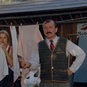 Veškeré výprasky se natáčely s vycpanými kalhotami. Přesto některá rána padla „vedle“. Adam Novák se pak chlubil před ostatními „jelity“.